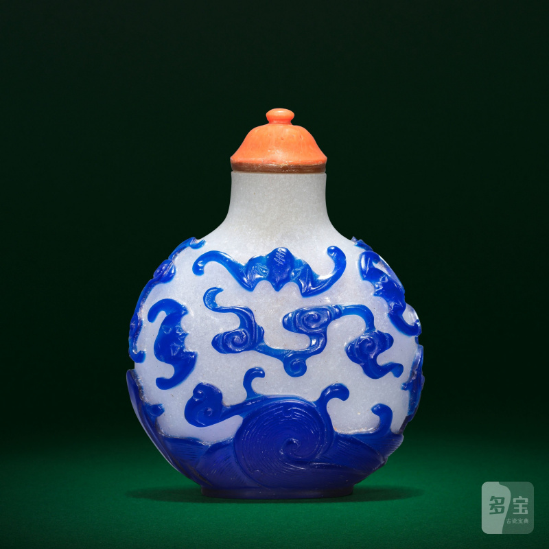 十八/十九世紀 霏雪地套藍料蝙蝠紋鼻烟壺 | A BLUE-OVERLAY GLASS SNOWSTORM-GROUND 'BATS' SNUFF BOTTLE